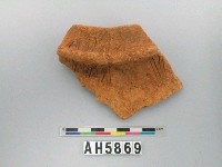 藏品(紅色夾砂劃紋陶片)的圖片